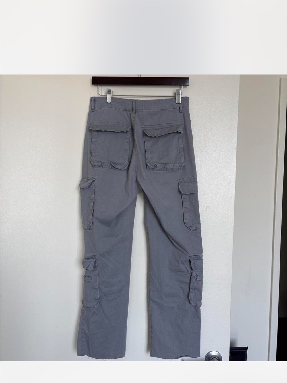 Men's Gray Cargo Pants with Multi-Pocket Utility Design